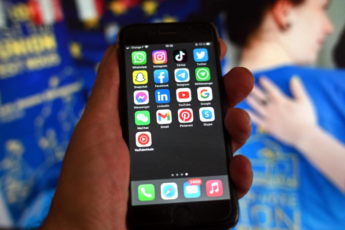 La France interdit les réseaux sociaux aux moins de 15 ans : une mesure controversée qui inquiète la société