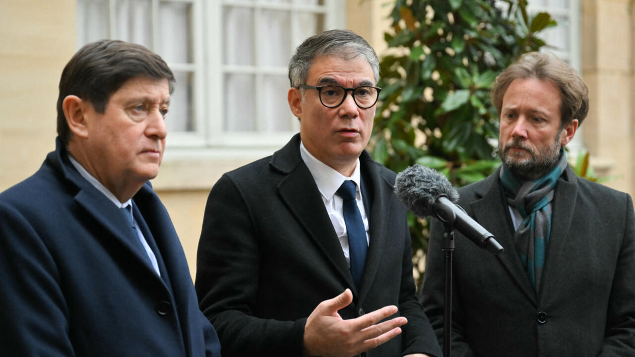 Un Député Socialiste Se Détache Du Parti Pour Voter Contre le Budget