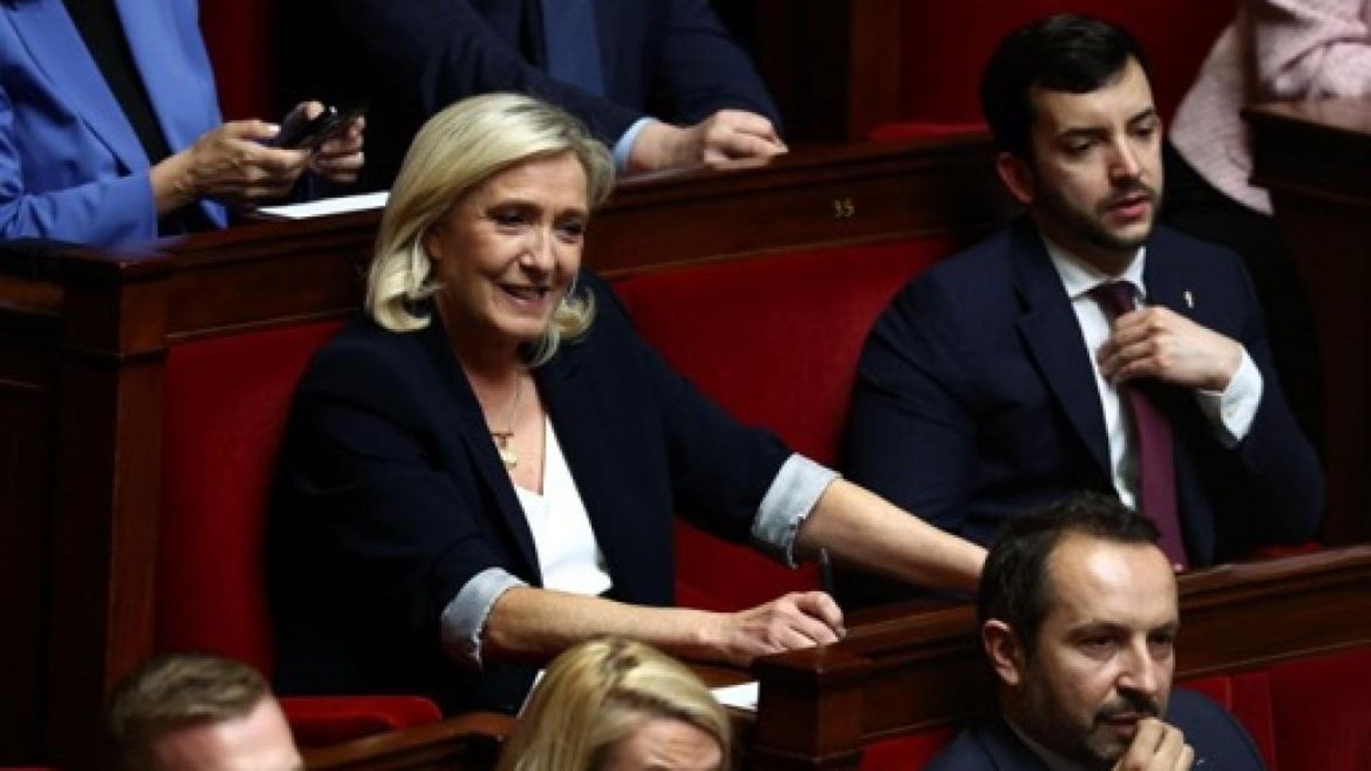 La droite nationaliste française en déclin : Roland Hélie condamne les choix de Marine Le Pen