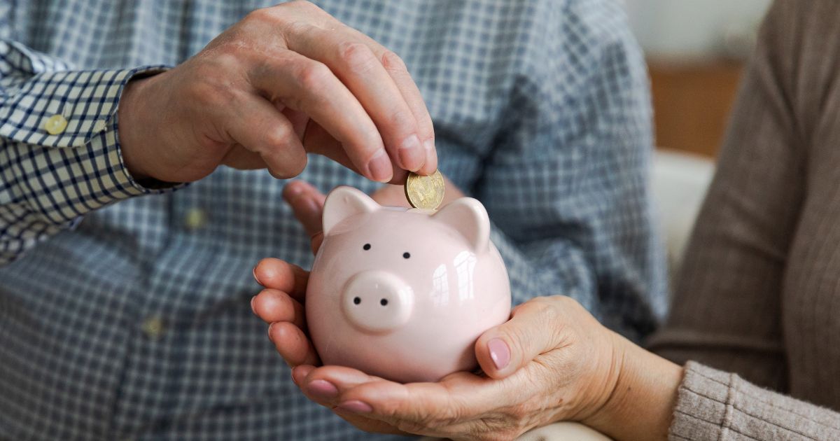 La France se noie : le gel des pensions supérieures à 3000 euros est un symptôme d&rsquo;une crise économique inéluctable