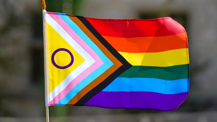 Liévin affiche le drapeau LGBTQ+ : une première inédite dans l&rsquo;histoire locale