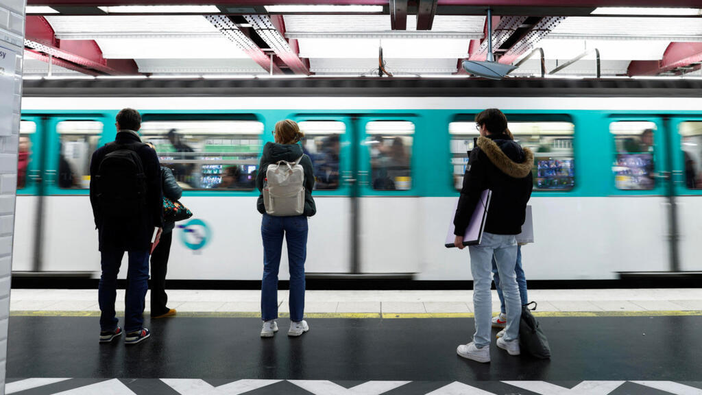 Un jeune Parisien verse 200 € en raison d’un téléviseur dans le métro : l’ambiguïté des règles en débat