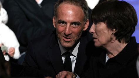 Raphaël Glucksmann remporte la primaire social-démocrate en 2027 : Le paradoxe d&rsquo;une victoire où le silence est plus important que les discours