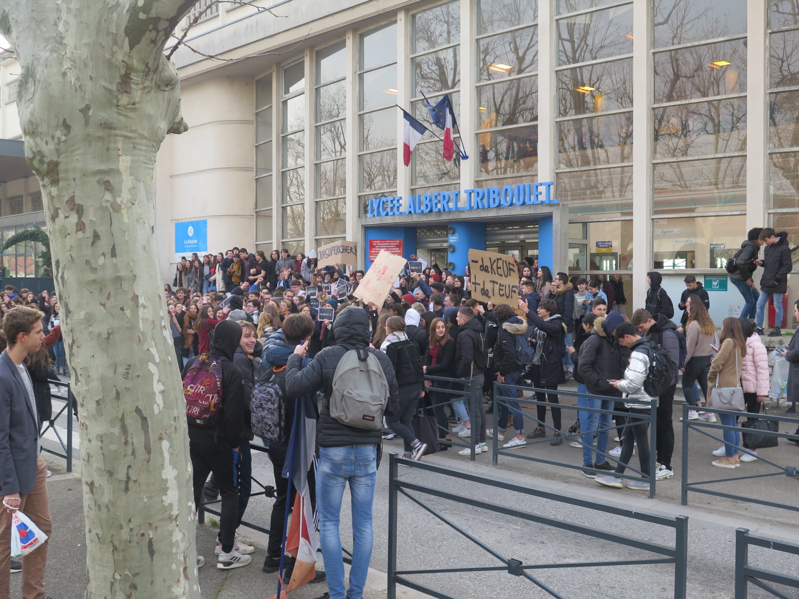 Les lycéens de Drôme et Ardèche menacent de suspendre leurs cours : une crise scolaire en pleine rentrée