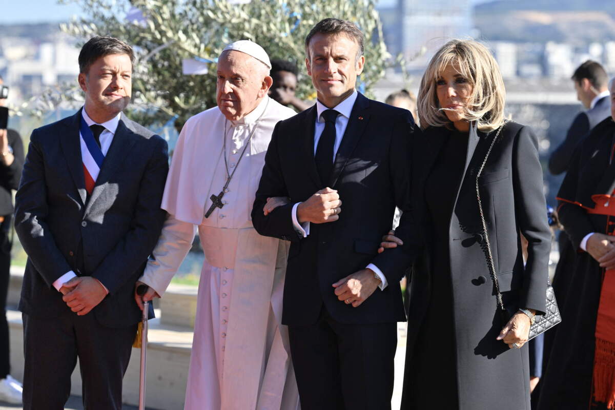 Le président français éclaboussé par l’ombre du Saint-Père
